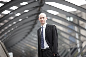 Politologe und Politberater Louis Perron am Zürcher Bahnhof Stadelhofen.