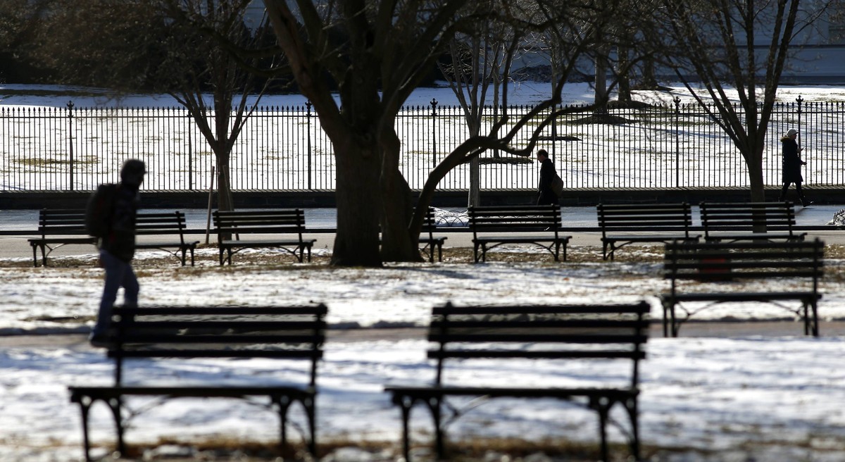 Fussgänger im&nbsp;Lafayette Park in Washington.