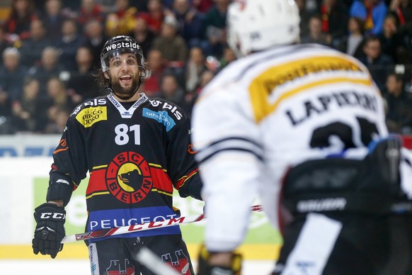 Berns Thomas Ruefenacht, links, legt sich verbal mit Luganos Maxim Lapierre an, im 2. Eishockey Playoff-Finalspiel der National League A zwischen dem SC Bern und dem HC Lugano, am Dienstag, 5. April 2 ...