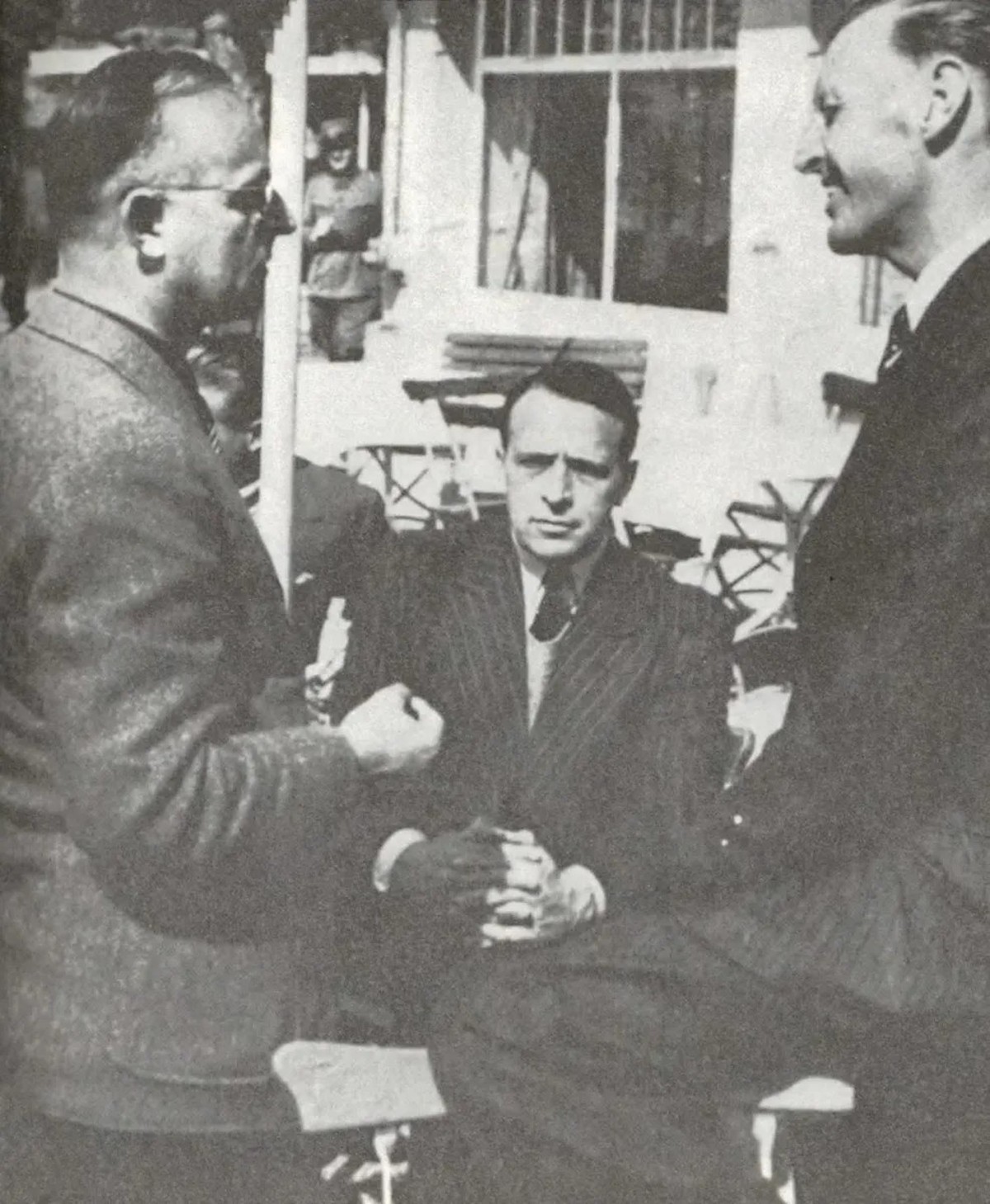 De gauche à droite: Max Waibel, Lyman Lemnitzer et Terence Airey en mars 1945 à Ascona, lors des négociations en vue d’une capitulation.
https://www.recherche.bar.admin.ch/recherche/recherche/#/fr/arc ...
