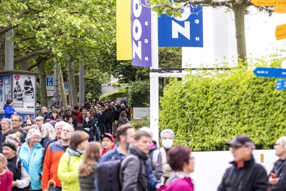 Menschen stehen Schlange vor dem Zoo Zuerich am Samstag, 6. Juni 2020. Der Zoo Zuerich ist ab heute wieder geoeffnet. (KEYSTONE/Alexandra Wey).