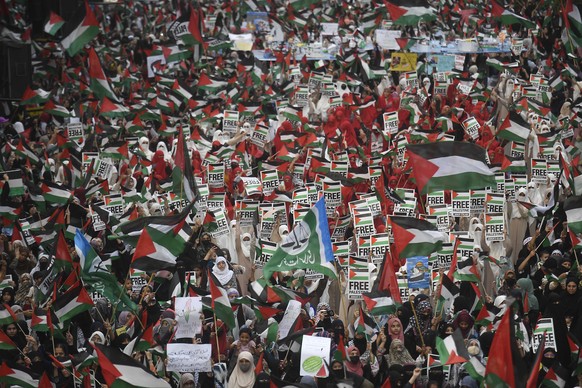 epa12433361 Supporters of the Islamic political party Jamaat-e-Islami participate in a protest in support of the Palestinian people, in Karachi, Pakistan, 05 October 2025. Israel&#039;s interception o ...