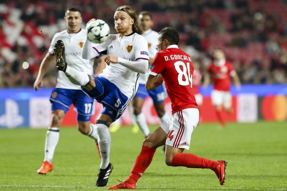 Basel's Michael Lang, left, and Benfica's Diogo Goncalves battles for the ball during the Champions League group A soccer match between SL Benfica and FC Basel at the Luz stadium in Lisbon, Tuesday, Dec. 5, 2017. (AP Photo/Armando Franca)