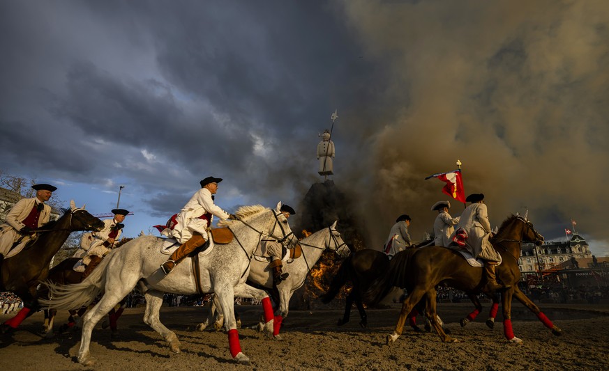 The &quot;Boeoegg&quot; burns on the Sechselaeuten square in Zurich, Switzerland, on Monday April 17, 2023. The Sechselaeuten (ringing of the six o&#039;clock bells) is a traditional end of winter fes ...