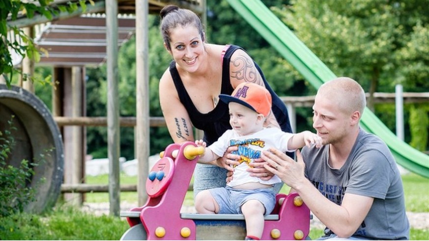 Sie arbeitet fünf Tage die Woche, wie schon ihre eigene Mutter: Philomena Maier mit Sohn und Mann.