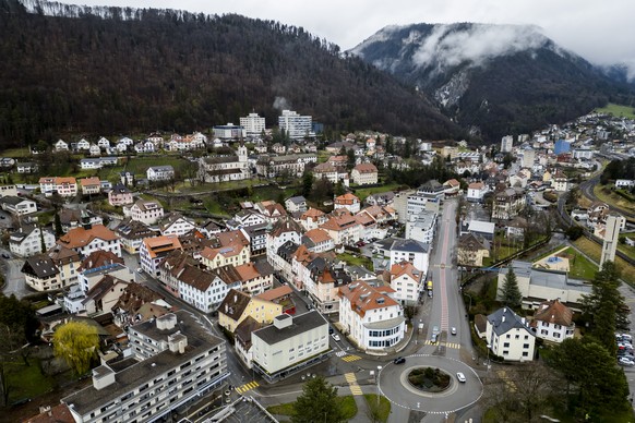 Une vue aerienne de la ville de Moutier le mercredi 6 mars 2024. (KEYSTONE/Laurent Merlet)