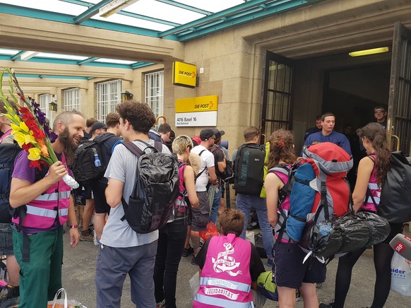 Die Hamburg-Reisenden müssen vor dem Badischen Bahnhof warten.