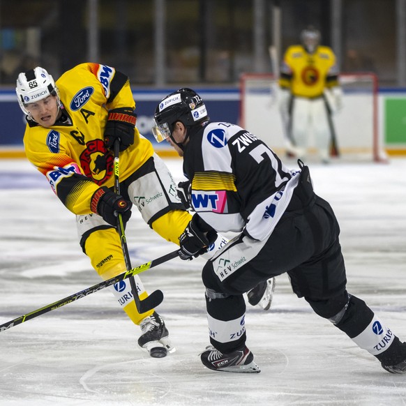 Berns Ramon Untersander, links, gegen Ajoies Jan Zwissler, rechts, im Swiss Ice Hockey Cup Viertelfinal zwischen dem HC Ajoie und dem SC Bern in der Raiffeisen Arena in Porrentruy am Montag, 14. Dezem ...