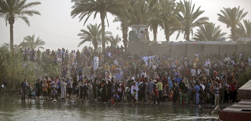 Tausende flüchten vor dem IS aus der Stadt Ramadi.