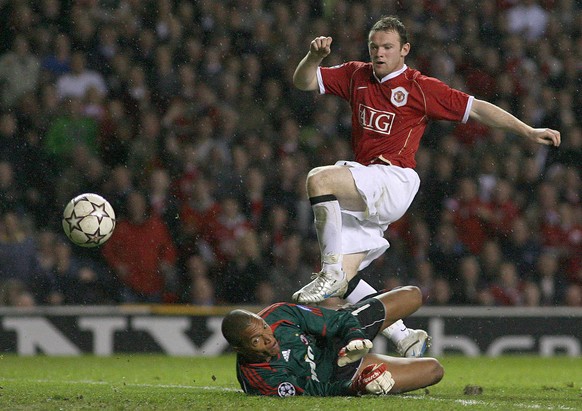 Dida kann nur noch hinterherschauen: Schon wieder trifft Rooney gegen Milan.