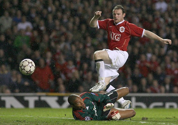 Manchester United&#039;s Wayne Rooney, right, beats AC Milan&#039;s Dida, left, to score a goal during their Champions League semi final first-leg soccer match at Old Trafford Stadium, Manchester, Eng ...