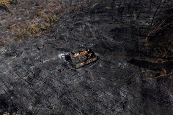A view of the area scorched by a wildfire in El Tiemblo, Avila province, Spain, Thursday, July 30, 2026. (AP Photo/Manu Fernandez)
APTOPIX Spain Wildfires