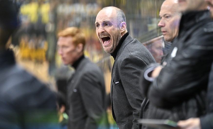 Der Davoser Head Coach Christian Wohlwend hinter der Bande beim Schreien, in Spiel 6 des Playoff 1/4 Final Eishockeyspiels der National League beim Eishockey Spiel der National League zwischen dem HC  ...