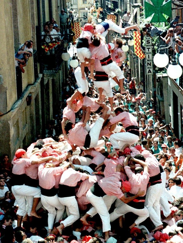 T001 - 19980819 - TARRAGONA; SPAIN: A human pyramide is just about to collapse in the so called &quot;diada castellera&quot;, 19 August, during the San Magin festival in Tarragona. Building human pyra ...