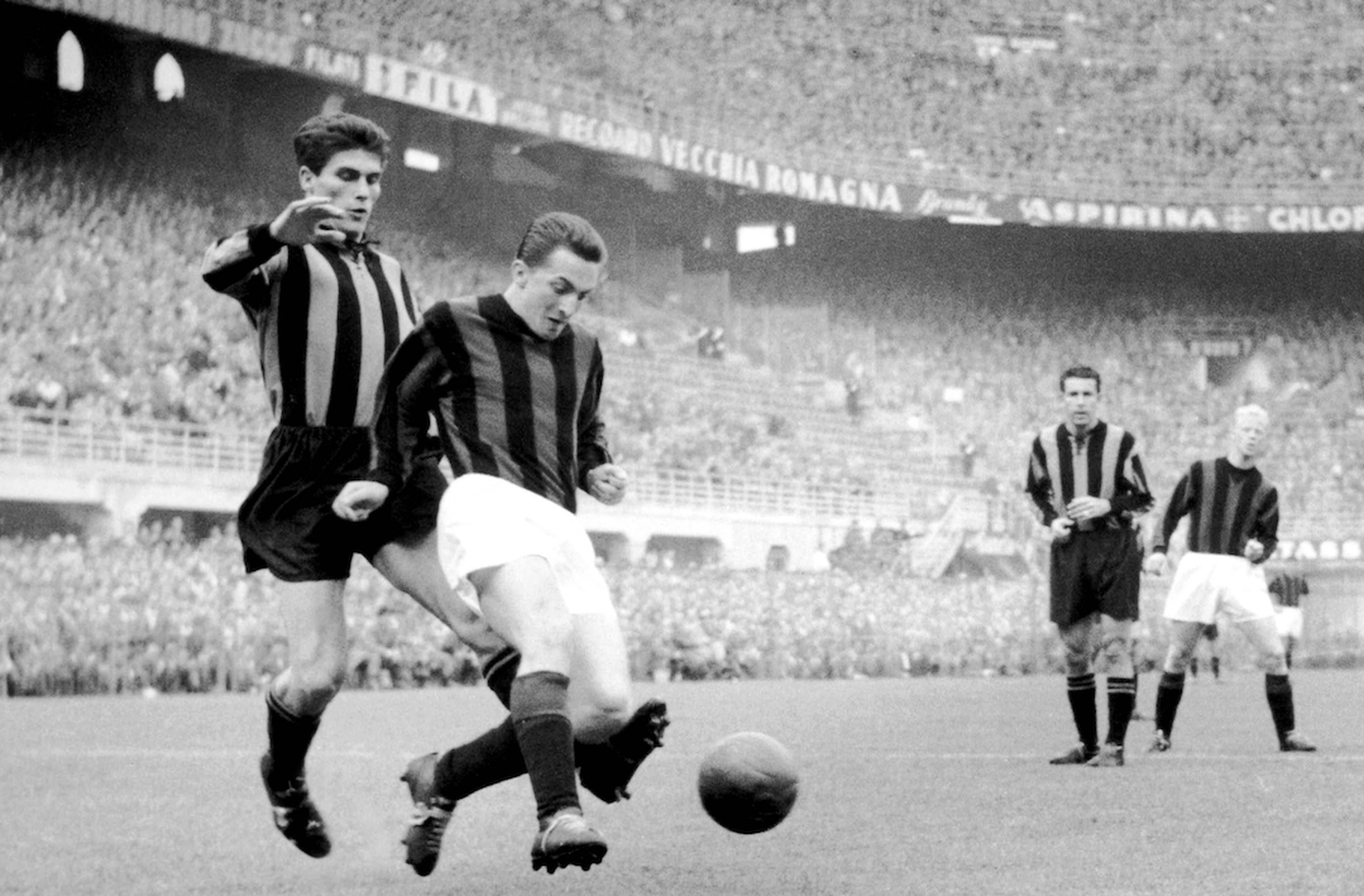 Gastone Bean (Milan, re.) im Zweikampf Fußball Herren Serie A 1956/1957, 1. Italienische Liga, AC Mailand - Internazionale Mailand 1:1, Inter Gruppe San Siro Mailand Dynamik,