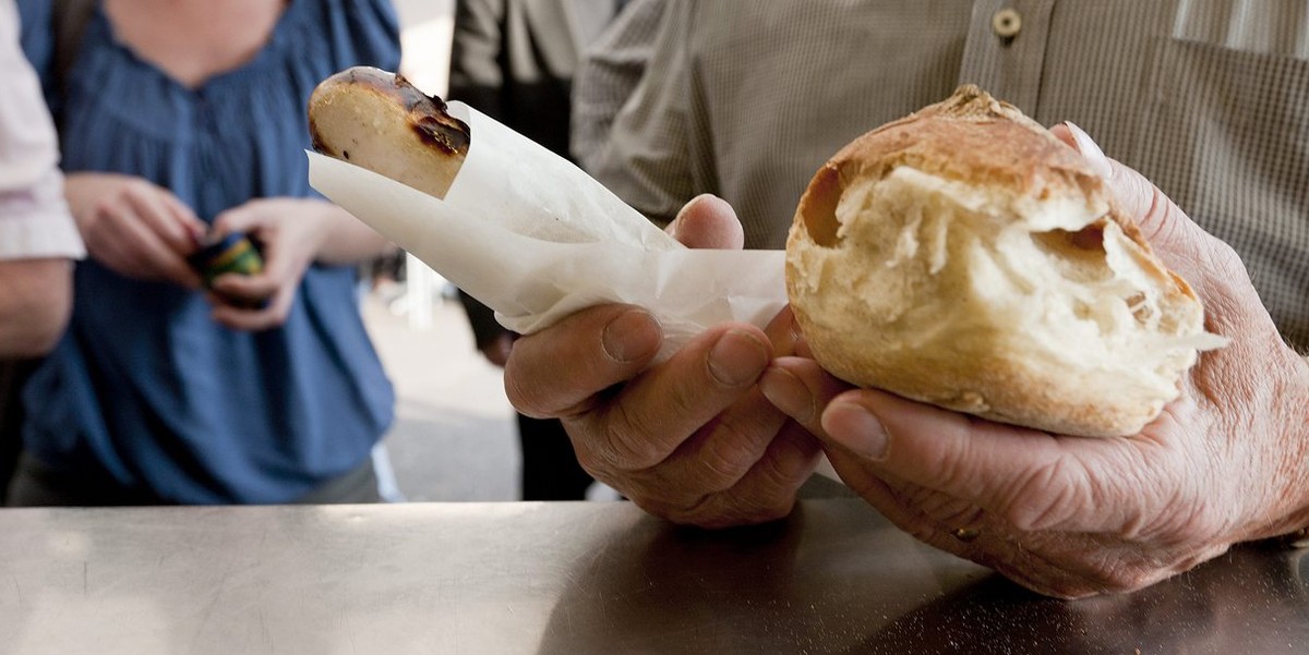 A customer gets a sausage from the barbecue at restaurant "Vorderer Sternen" in Zurich, Switzerland, pictured on April 21, 2011, in Zurich, Switzerland. (KEYSTONE/Alessandro Della Bella)

Ei ...