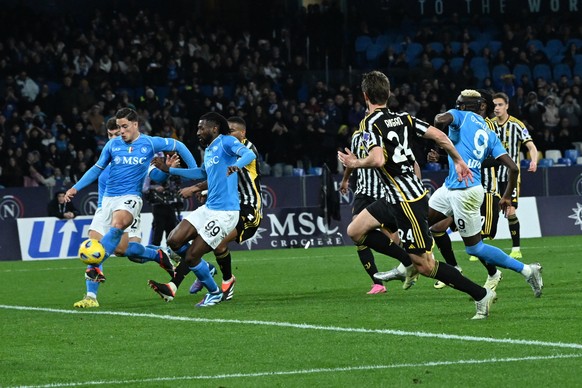 epa11197427 Napoli���s forward Giacomo Raspadori (L) scores the 2-1 goal during the Italian Serie A soccer match SSC Napoli vs Juventus FC at Diego Armando Maradona stadium in Naples, Italy, 03 March  ...