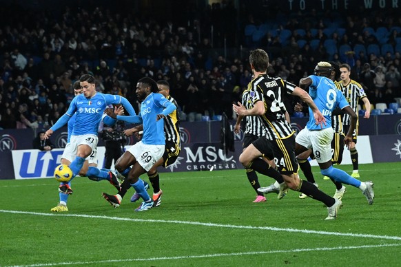 epa11197427 Napoli striker Giacomo Raspadori (left) scores the 2-1 goal during SSC Napoli's Serie A football match against Juventus at the Diego Armando Maradona Stadium in Naples, Italy, March 03...