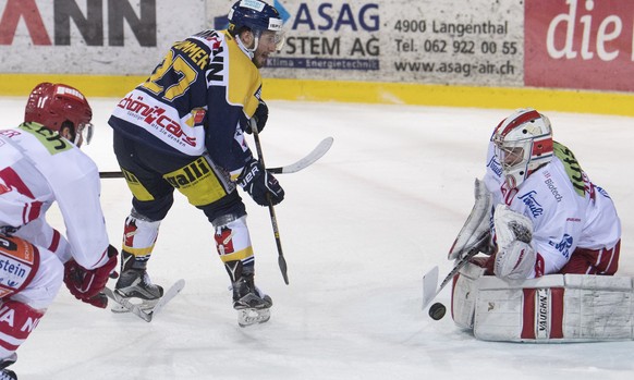 Langenthals Dario Kummer, Mitte, scheitert an Rapperswils Fabian Maier, links, und Goalie Melvin Nyffeler im ersten Playoff-Finalspiel der National League B zwischen dem SC Langenthal und dem SC Rappe ...