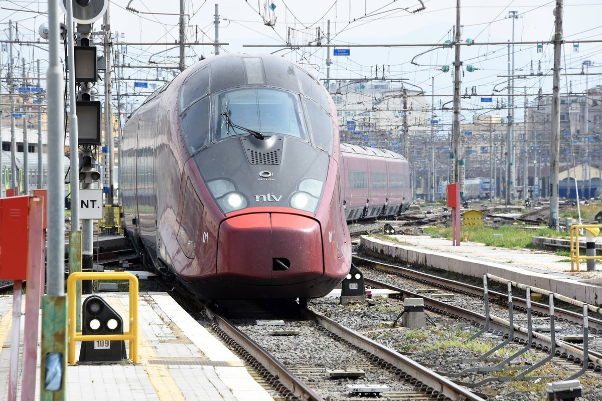 Italo train at Termini railway station. Rome Italy, March 22nd, 2023 Rome Italy - ZUMAm169 20230322_zac_m169_043 Copyright: xMassimoxInsabatox