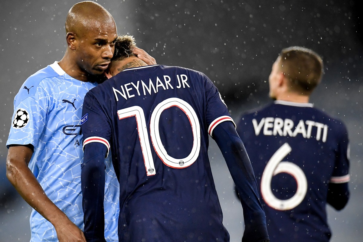 epa09177970 Manchester City's Fernandinho (L) consoles PSG?s Neymar (C) during the UEFA Champions League semi final, second leg soccer match between Manchester City and Paris Saint-Germain in Man ...