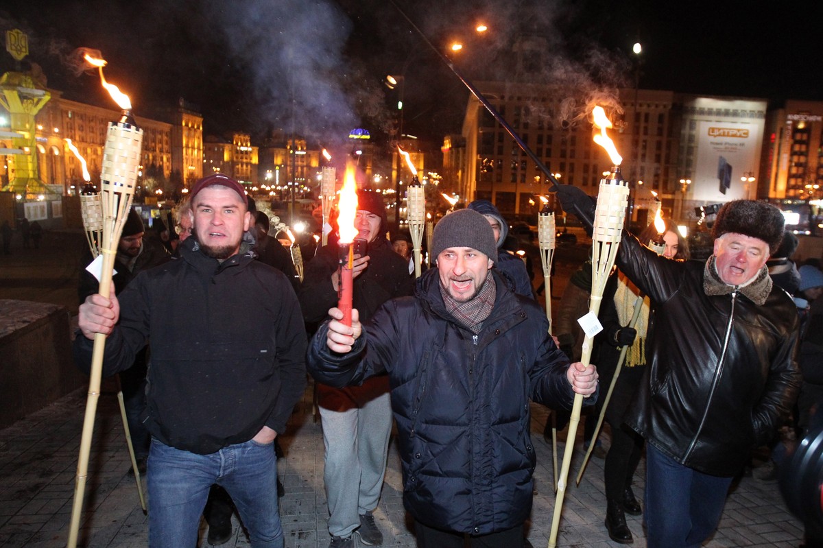 epa07198199 Ukrainian activists carry torches and shout slogans during a rally marking the fifth anniversary of the Euromaidan Revolution, in downtown Kiev, Ukraine, 29 November 2018. The activists de ...