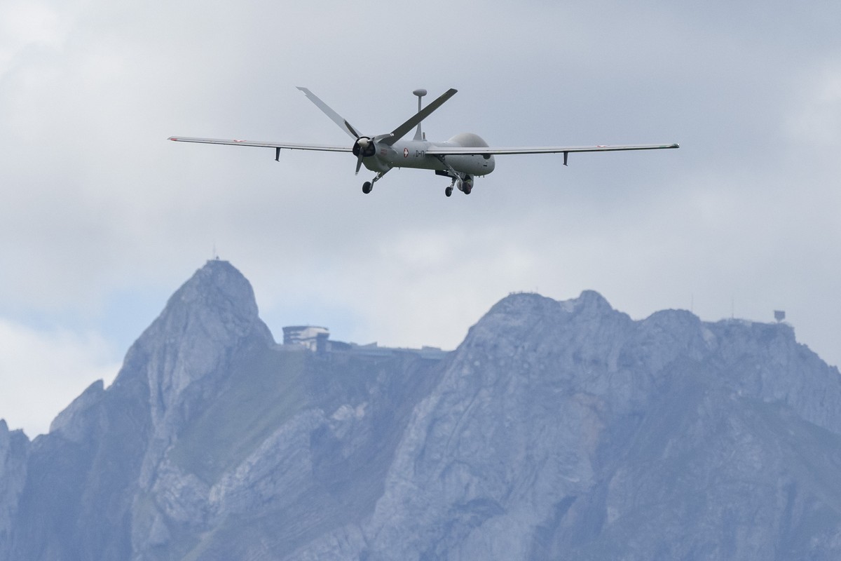 Eine Aufklaerungsdrohne des ADS 15 System im Flug am Berg Pilatus vorbei, anlaesslich einer Medienkonferenz des VBS mit einer Praesentation zum Aufklaerungsdrohnensystem 15 (ADS 15) vom Donnerstag, 4. ...
