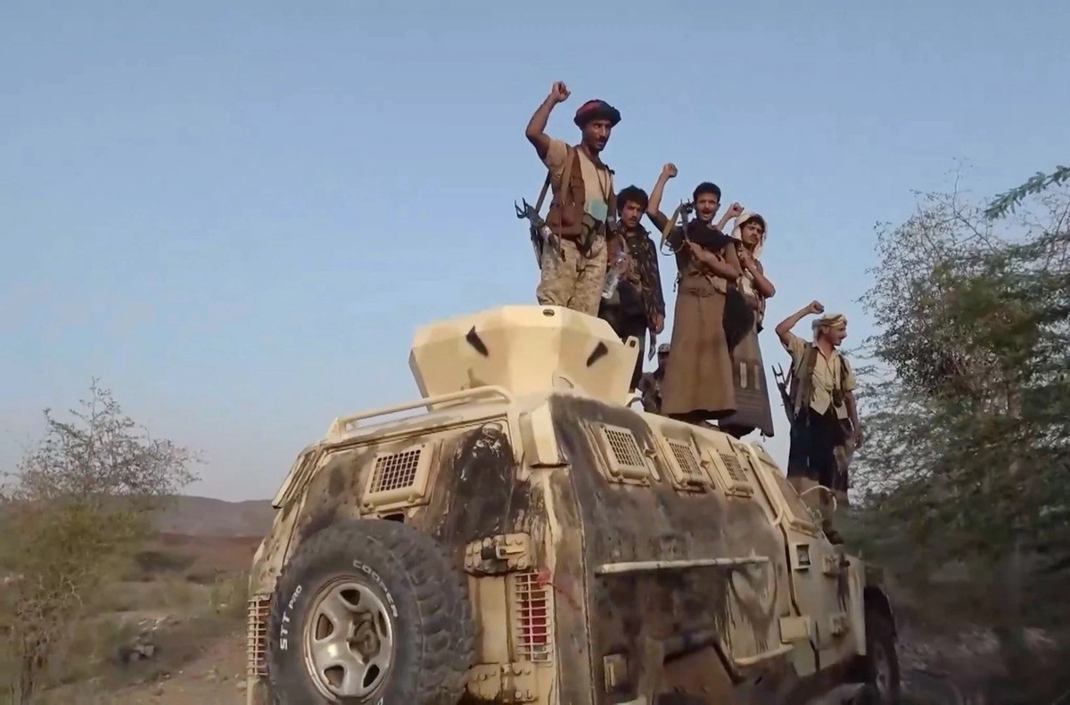 Des miliciens houthis célèbrent leur avancée vers la ville portuaire de Mokha lors de l'offensive de septembre.