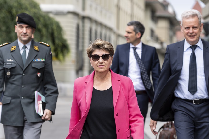 Bundesraetin Viola Amherd, Mitte, schreitet zusammenmit dem Ruestungschef Martin Sonderegger, rechts, und dem Chef der Armee, Thomas Suessli, links, zur Medienkonferenz, um im Anschluss an die Bundesr ...