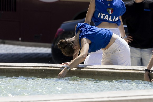 epa13051722 People cool off at a water fountain at the Piazza Venezia, in Rome, Italy, 20 June 2026. An intense heatwave is gripping Western and Central Europe, pushing temperatures far above seasonal ...