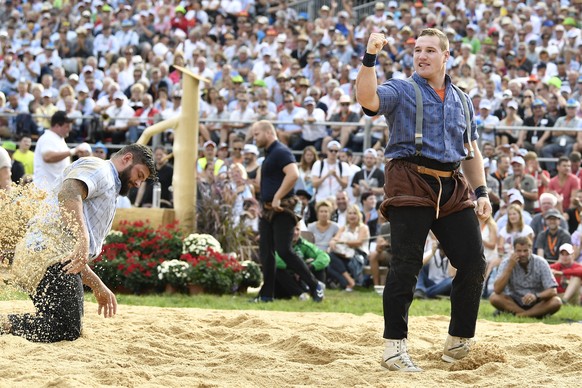 Joel Wicki, rechts, jubelt nach seinem Sieg ueber Michael Bless im 6. Gang, beim Unspunnen-Schwinget 2017 am Sonntag, 27. August 2017 in Interlaken. (KEYSTONE/Peter Schneider)