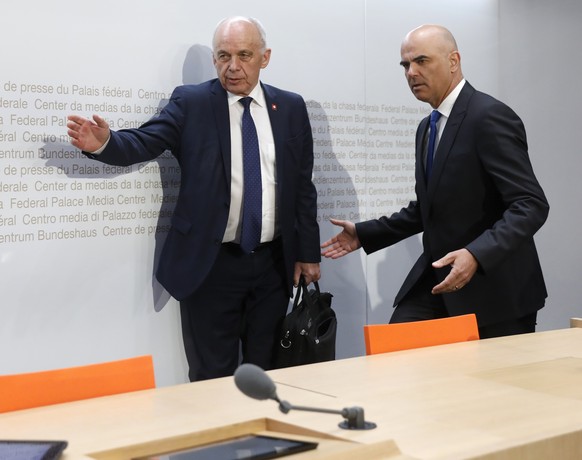 Bundespraesident Ueli Maurer, links, und Bundesrat Alain Berset kurz vor einer Medienkonferenz zum Bundesgesetz ueber die Steuerreform und die AHV-Finanzierung (STAF), am Montag, 18. Februar 2019 in B ...