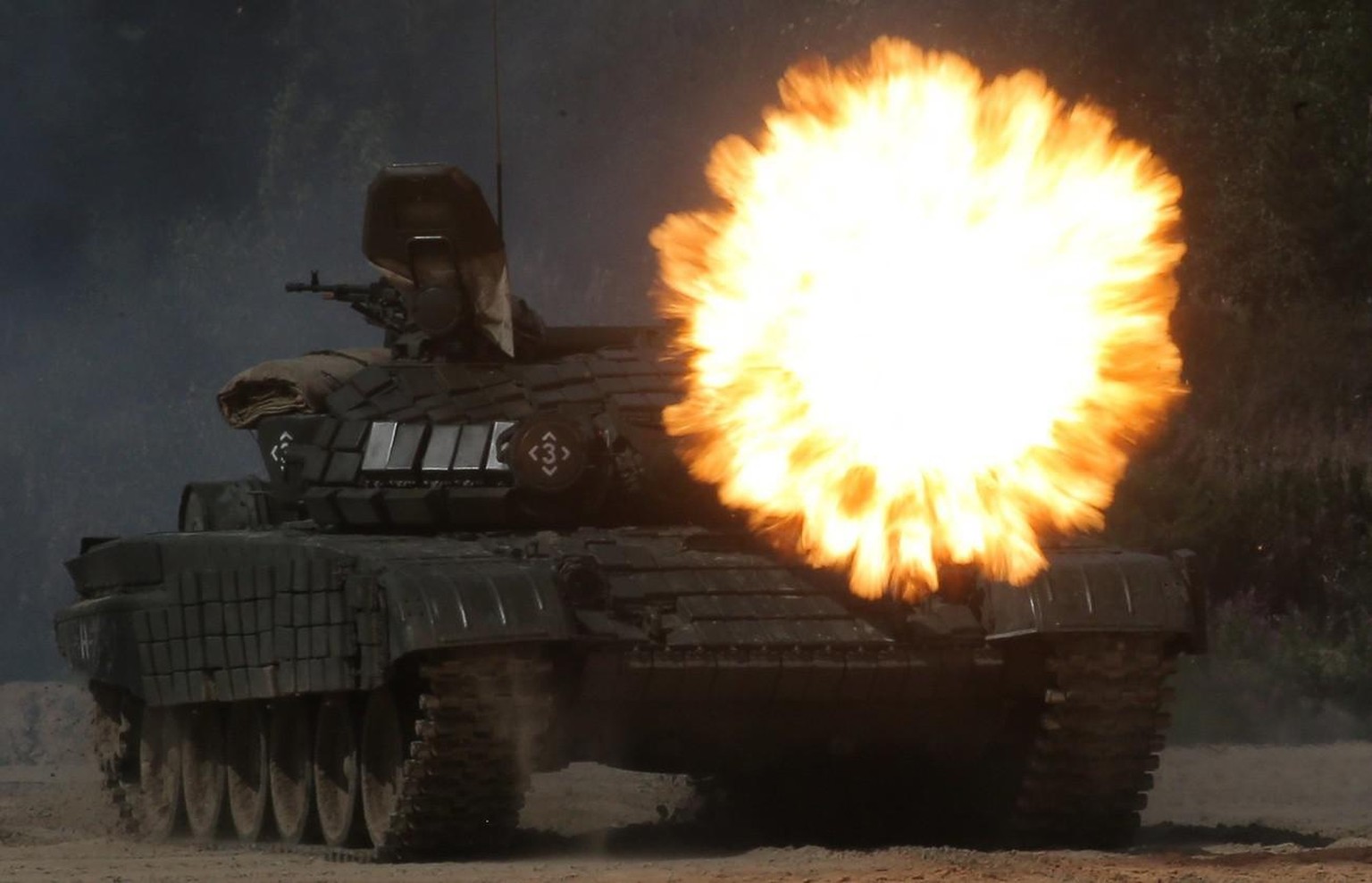 Russian tank T-72 open fire during a competition &#039;Safe route&#039; as a part of Army Games 2017 outside the town of Tyumen, Russia, 06 August 2017. The International Army Games 2017 are held from ...