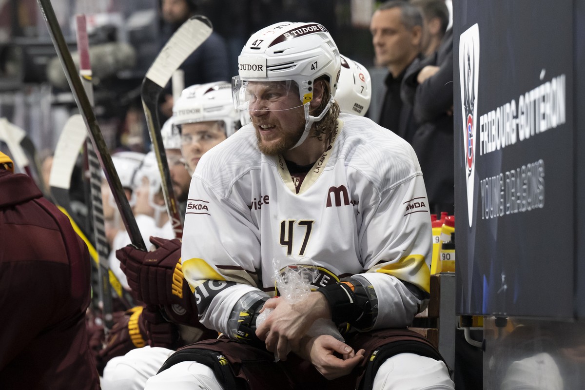Servettes Marco Maurer reagiert, nachdem er sich verletzt hat, beim Eishockey Meisterschaftsspiel der National League A zwischen dem HC Fribourg Gotteron und dem Geneve-Servette HC, am Freitag, 4. Nov ...