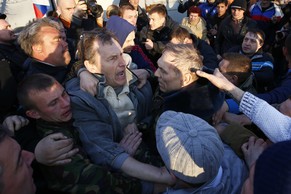 Draussen kommt es zu einem Handgemenge zwischen Demonstranten und Offizieren des ukrainischen Militärs