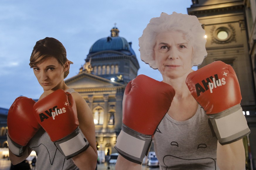 Pappfiguren in Boxhandschuhen mit der Aufschrift &quot;AHV plus&quot; stehen waehrend einer Aktion auf dem Bundesplatz, am Tag der Debatte um die AHVplus Volksinitiative, waehrend der Wintersession de ...