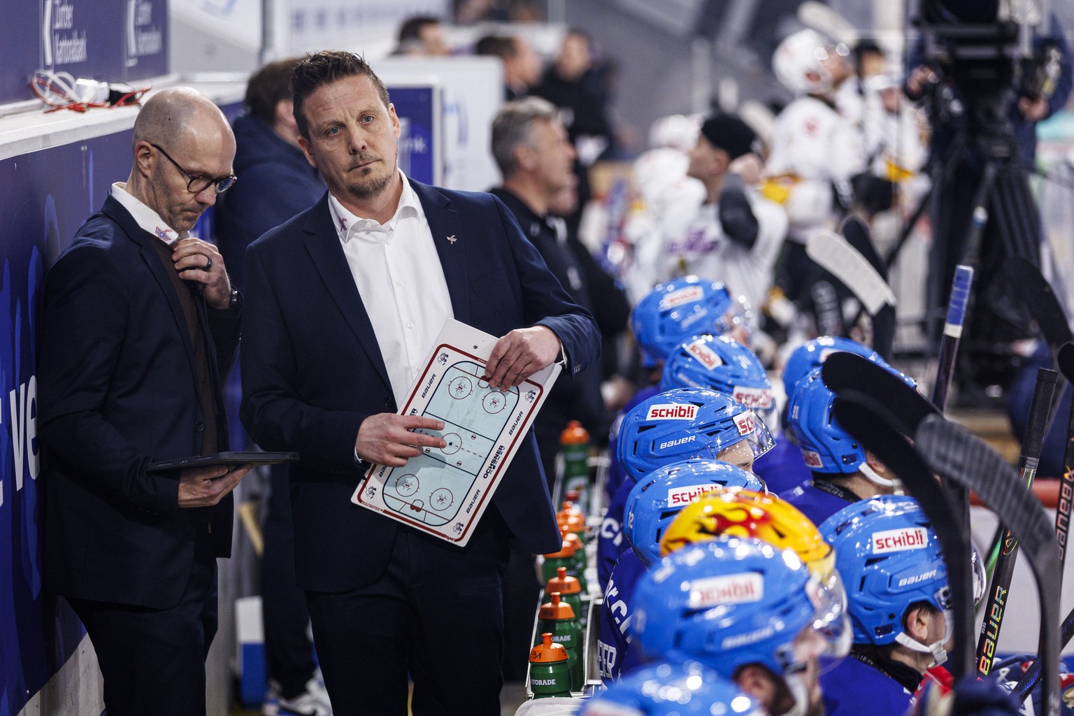 EHC Kloten Cheftrainer Lauri Marjamaeki (Marjamaki) waehrend dem Qualifikationsspiel der Eishockey-Meisterschaft der National League zwischen den Teams EHC Kloten und HC Lugano am Samstag, 7. Maerz 20 ...