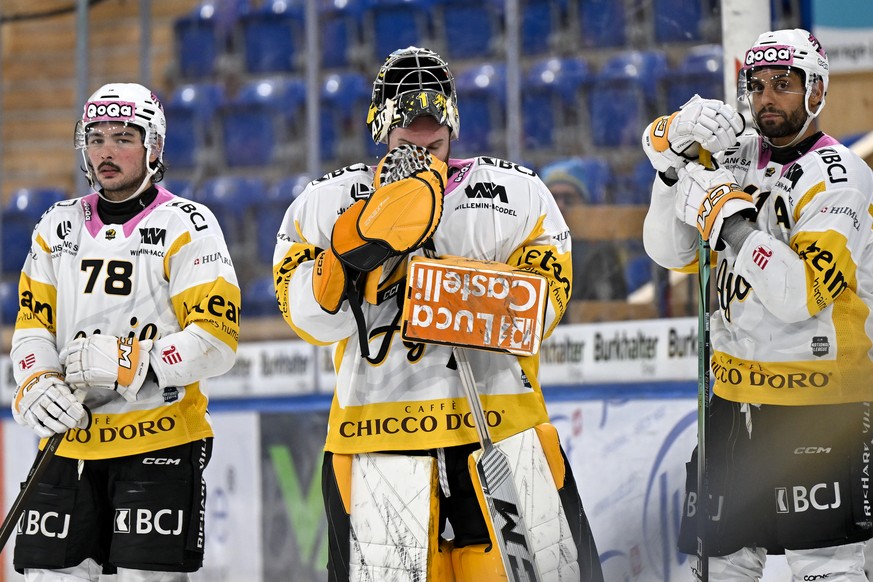 Entaeuschte Spieler bei Ajoie mit Kyen Sopa (HCA), Torhueter Noah Antoine Keller (HCA) und Pierre-Edouard Bellemare (HCA), von links, im Eishockey Spiel der National League zwischen HC Davos, HCD und  ...