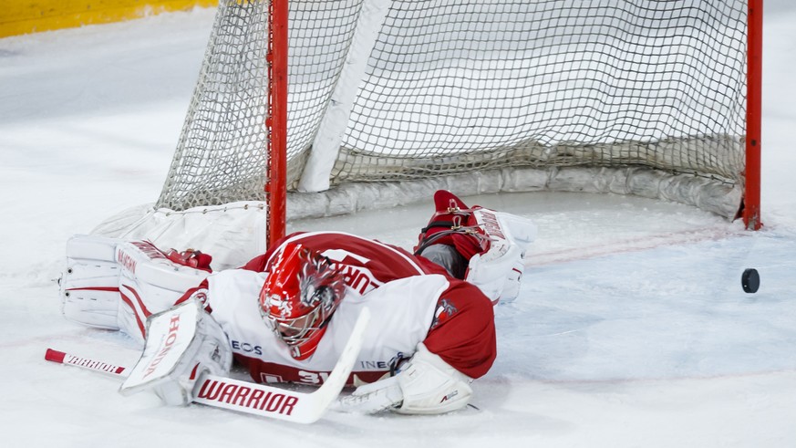 Le gardien lausannois Sandro Zurkirchen est au sol apres avoir encaisse le but marquant la defaite de son equipe lors de la rencontre du championnat suisse de hockey sur glace de National League entre ...