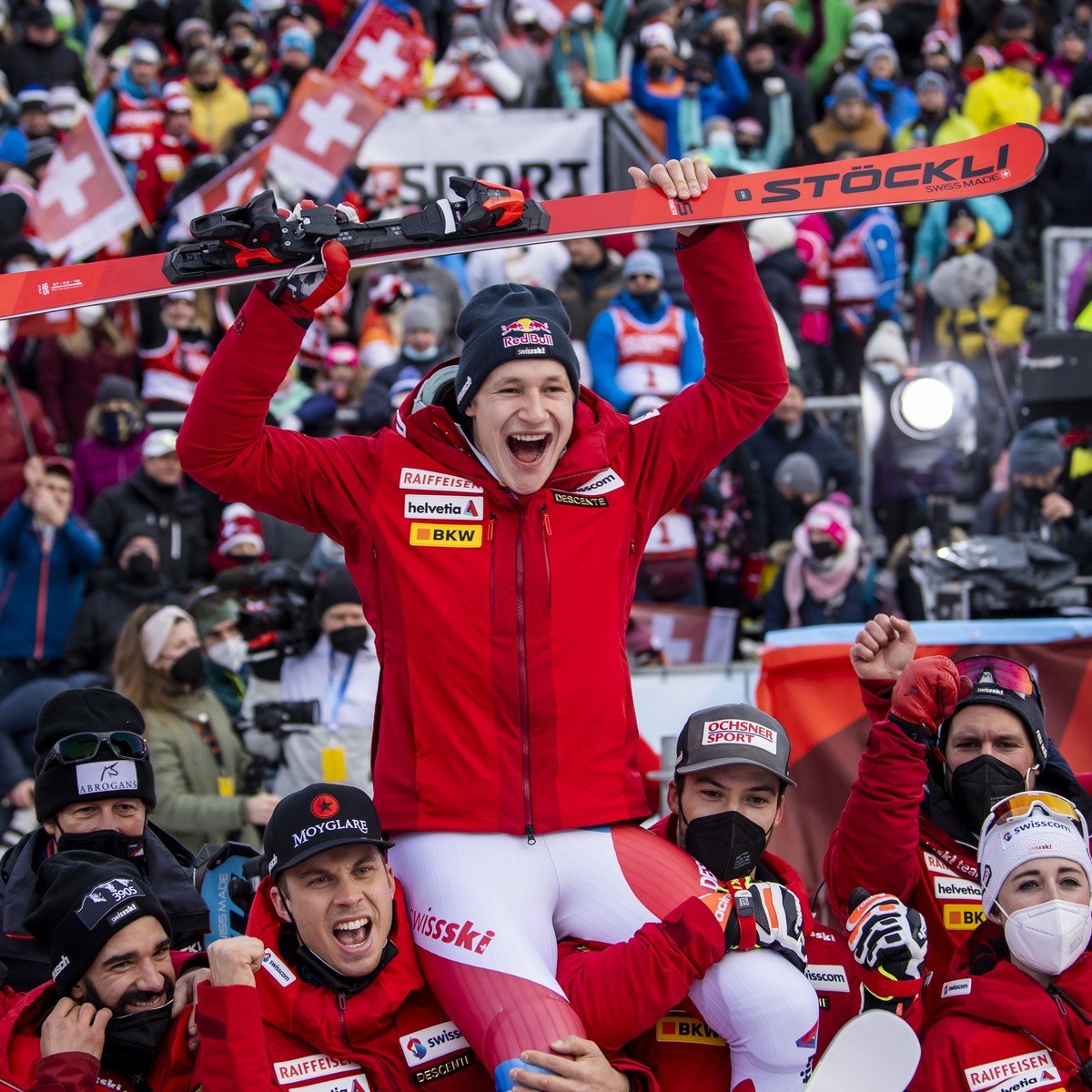 epa09673876 Winner Marco Odermatt of Switzerland celebrates with the Swiss Ski Team after the men's giant slalom race at the Alpine Skiing FIS Ski World Cup in Adelboden, Switzerland, 08 January  ...