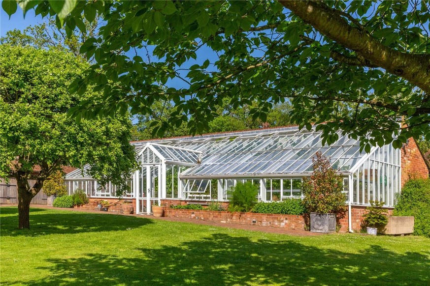 Mel B's house is for sale. 
Church Road
Little Marlow, Marlow, Buckinghamshire, SL7 3RZ
https://search.savills.com/property-detail/gbherslac210396