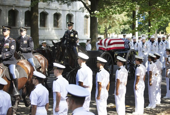 epa06993550 The horse-drawn caisson bearing the body of Sen. John McCain, R-Ariz., moves through the grounds of the United States Naval Academy toward the cemetery after a service in the Chapel in Ann ...