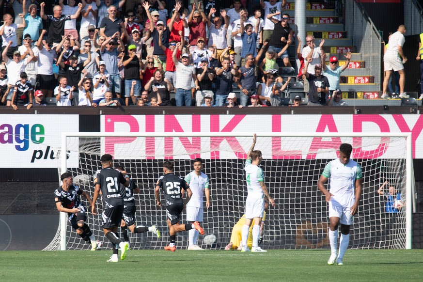 Lugano players celebrate the 2-1 during the Super League soccer match FC Lugano against FC Yverdon-Sport, at the Cornaredo Stadium in Lugano, Sunday, August 13, 2023. (KEYSTONE/Ti-Press/Davide Agosta)