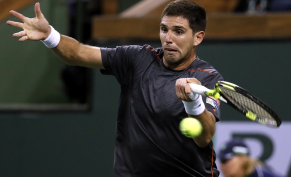 epa06595311 Federico Delbonis of Argentina in action against Roger Federer of Switzerland during the BNP Paribas Open at the Indian Wells Tennis Garden in Indian Wells, California, USA, 10 March 2018. ...