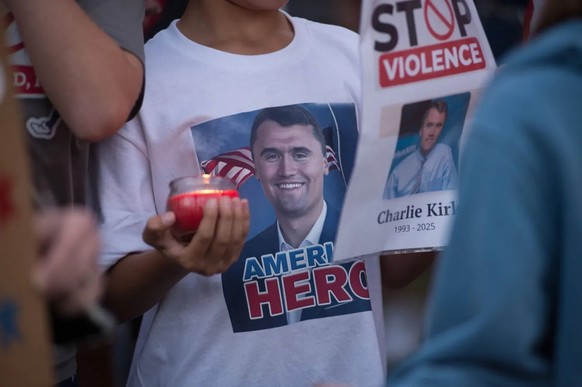 Anhänger des ermordeten Aktivisten Charlie Kirk halten in der Agglomeration von Chicago (Illinois), seinem ehemaligen Wohnort, eine Mahnwache ab.