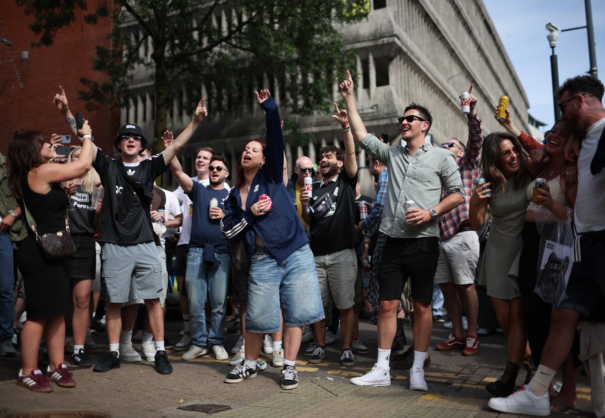 epa12215703 Fans sing along as a busker plays &#039;Don&#039;t Look Back in Anger&#039; by Oasis ahead of the first gig of the Oasis Live 25 tour in Cardiff, Britain, 04 July 2025. Oasis begin their s ...