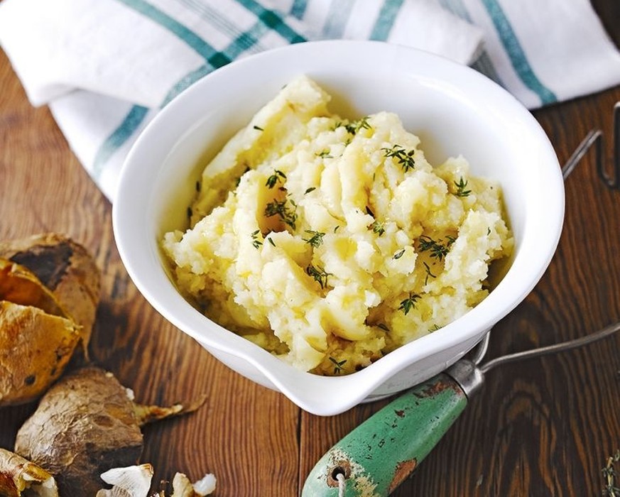 potato and celeriac mash kartoffel und knollensellerie puree stampf essen food vegetarisch https://www.jamieoliver.com/recipes/vegetables-recipes/baked-potato-celeriac-amp-garlic-mash/