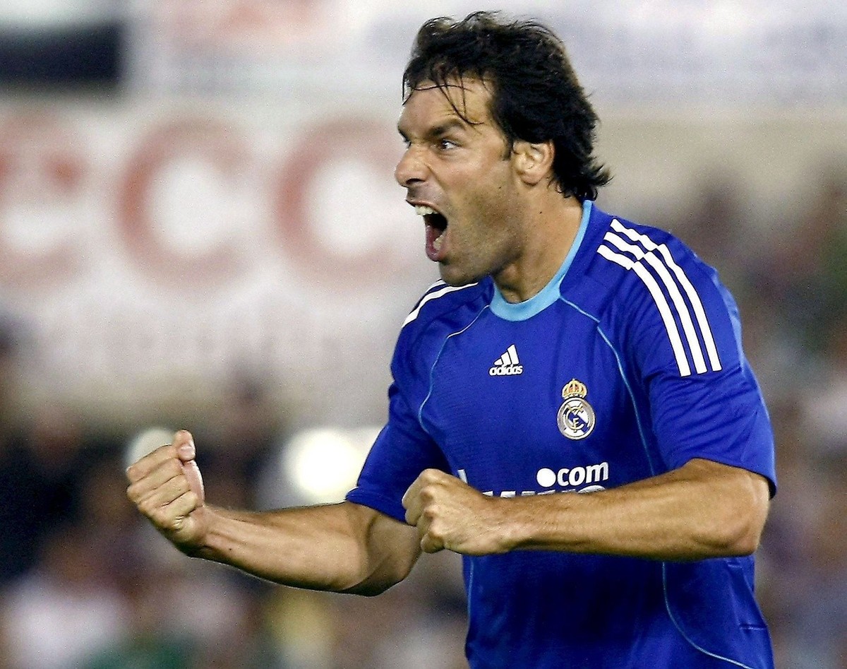 epa01496399 Real Madrid Cutch striker Ruud Van Nistelrooy celebrates after scoring against Racing de Santander during their Spanish primera Division soccer match played at El Sardinero stadium in Sant ...