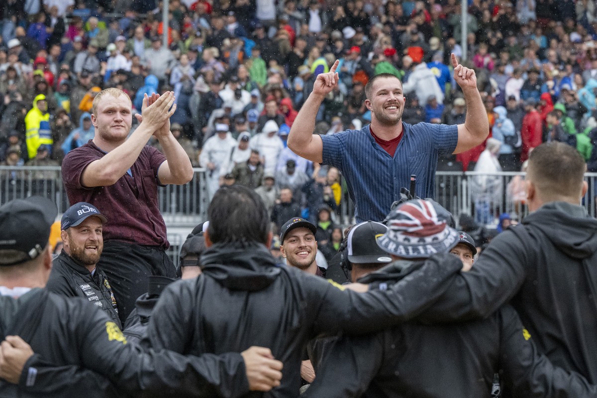 Fabian Staudenmann, rechts, und Fabio Hiltbrunner, links, feiern den gemeinsamen Festsieg nach dem Schlussgang beim Eidgenoessischen Jubilaeumsschwingfest, am Sonntag, 8. September 2024, in Appenzell. ...