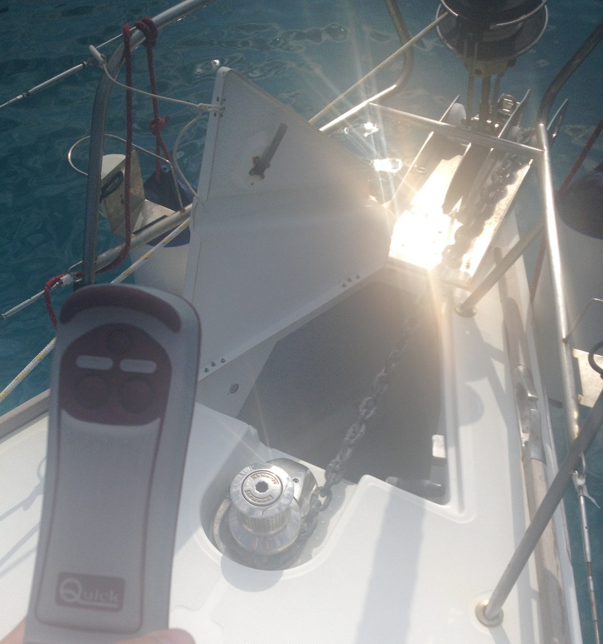 Mit dieser Bedienung den Anker einholen und auswerfen: Etwas vom Wenigen, was ich auf dem Boot perfekt beherrsche.